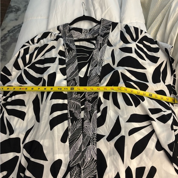 Chico’s Reversible Black & White Patterned Ruana size S/M - Picture 4 of 4